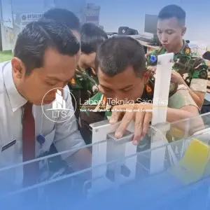 kegiatan pt labora teknika saintifika dengan civitas akademika dari fakultas teknik sipil universitas pertahanan melakuakn uji coba peralatan pendidikan essom